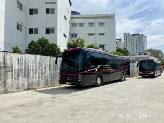 Tour Bus Transforms into a Fighter Jet – AI Generated Video | Hailuo AI