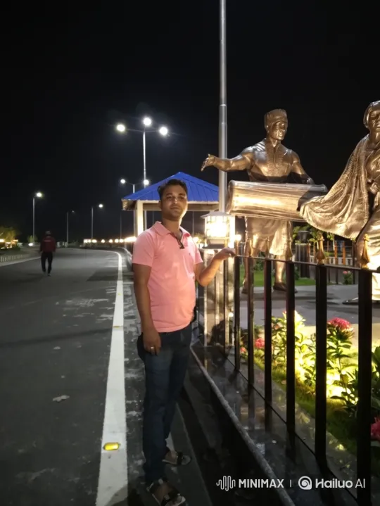 Couple Shares Quiet Moment in Golden Hour Park Scene – AI Generated Video | Hailuo AI
