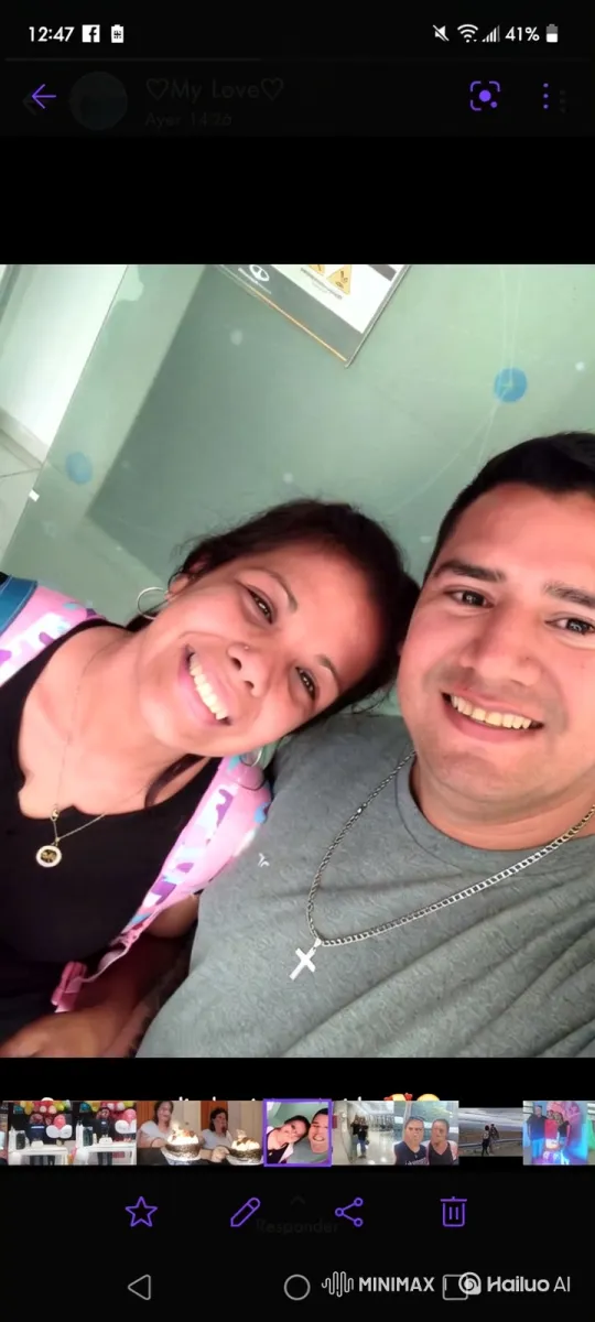Couple Reunites with Daughter in Sunlit Plaza Embrace – AI Generated Video | Hailuo AI