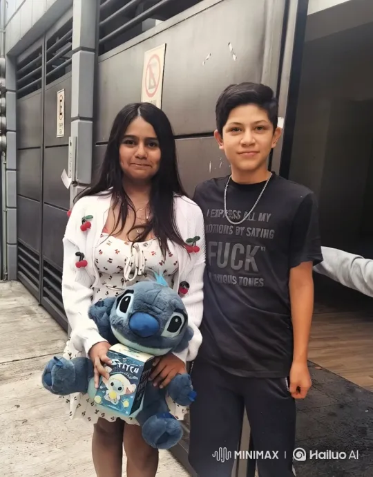 Family Joy Captured in Spontaneous Smartphone Video – AI Generated Video | Hailuo AI