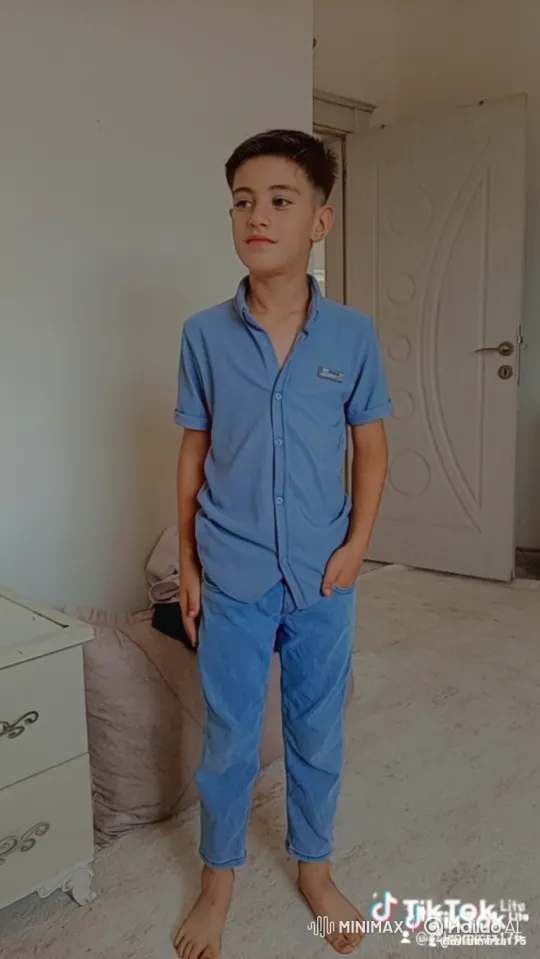 Young Boy Delivers Pizza to Closed Door – AI Generated Video | Hailuo AI