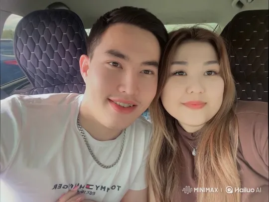 Young Family's Joyful Reunion on a Summer Evening – AI Generated Video | Hailuo AI