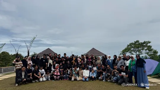 Outdoor Gathering Turned Chaotic by Sudden Disaster – AI Generated Video | Hailuo AI