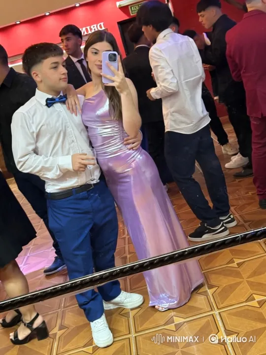Family Celebration Captured in Intimate Mirror Selfie – AI Generated Video | Hailuo AI