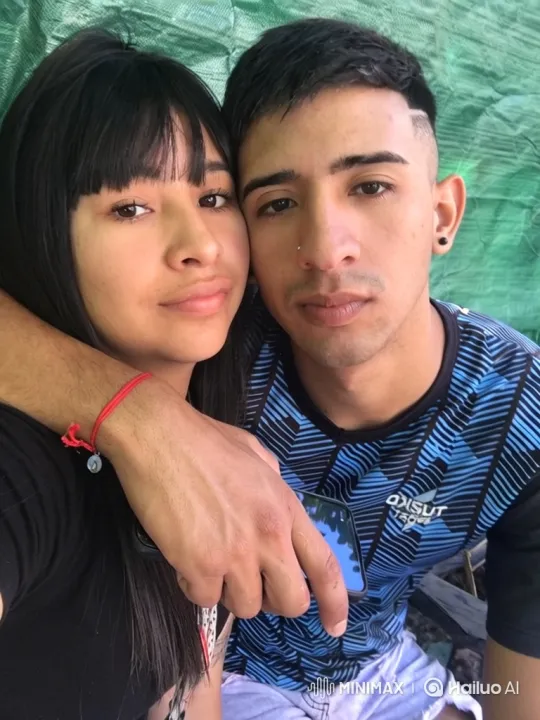 Couple and Daughter Embrace in Photorealistic Animation – AI Generated Video | Hailuo AI