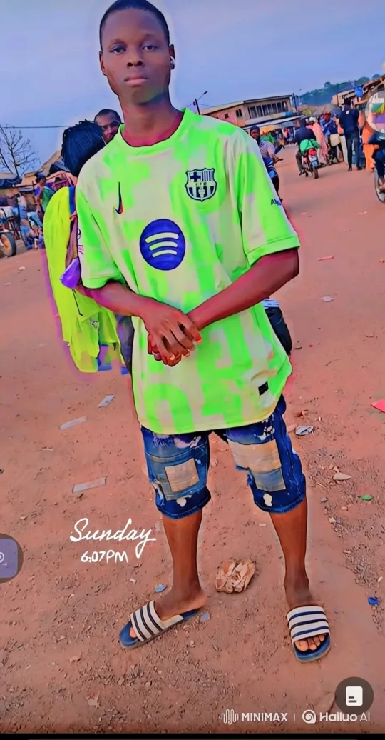 Young Man Surprised by Messi for an Impromptu Soccer Game – AI Generated Video | Hailuo AI