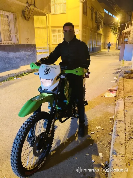 Police Chase Motorcycle Through Narrow Urban Street – AI Generated Video | Hailuo AI