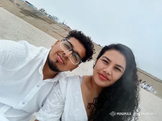 Family Portrait: Intimate Beach Moments with Parents and Child – AI Generated Video | Hailuo AI