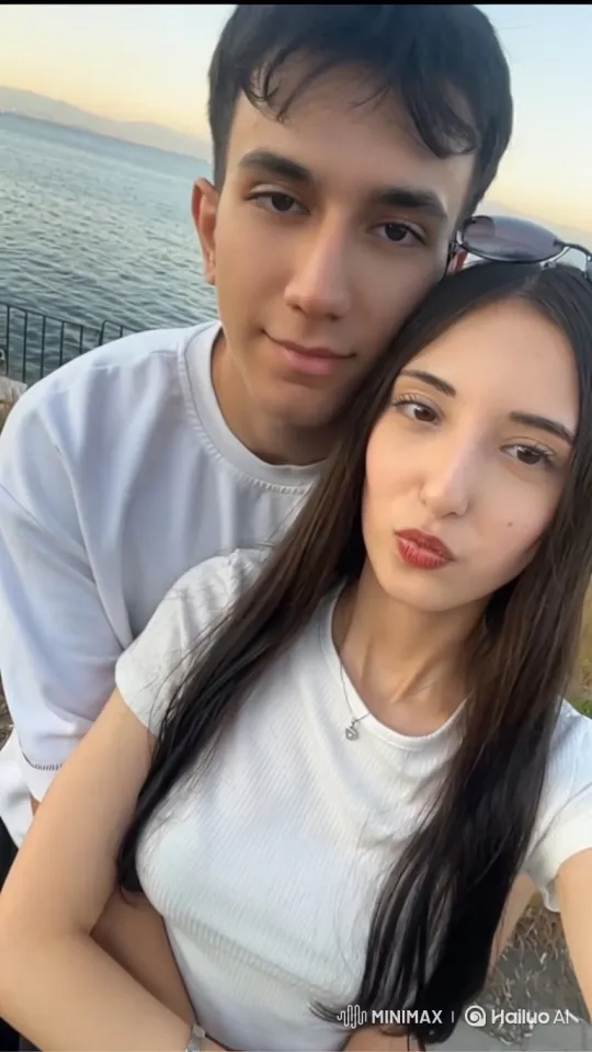 Family Embraces in Summer Evening's Warm Glow – AI Generated Video | Hailuo AI