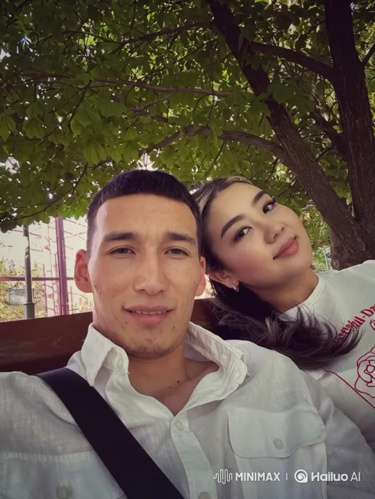 Young Family's Joyful Reunion in a Summer Park – AI Generated Video | Hailuo AI