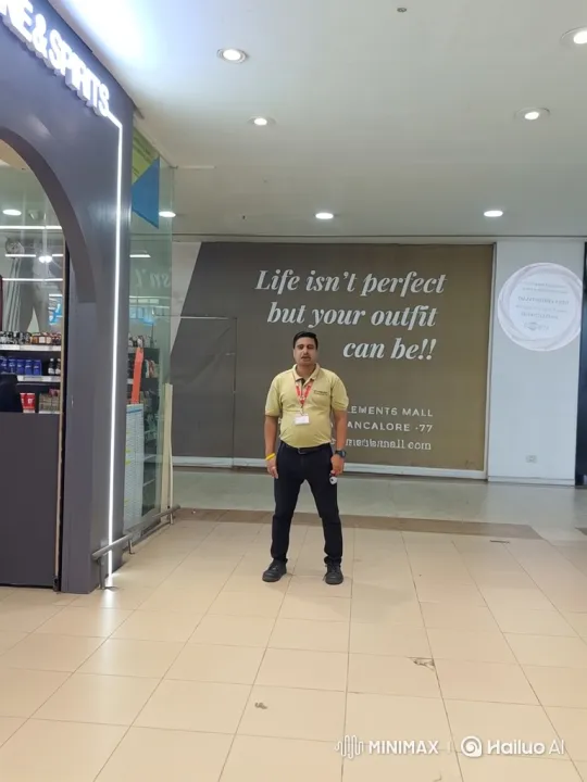 Steady Cam Push-in on Attentive Shop Mall Staff – AI Generated Video | Hailuo AI