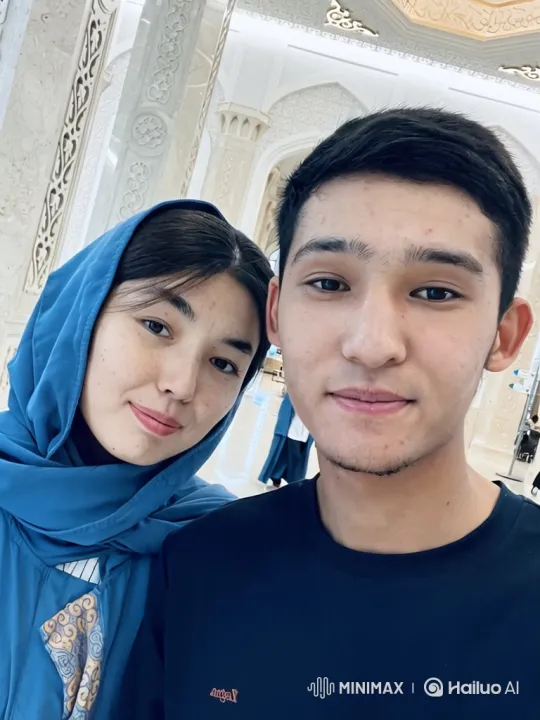 Family Embrace Captured in Intimate Video – AI Generated Video | Hailuo AI