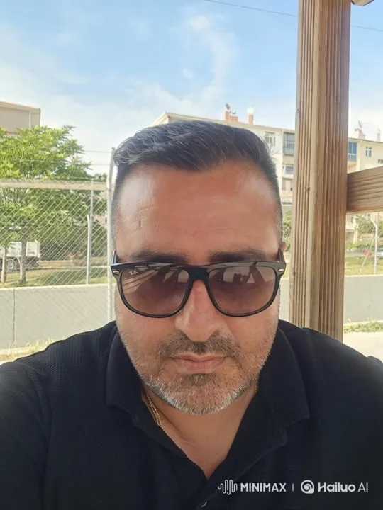 Middle-aged Man and Blonde Woman Share a Kiss – AI Generated Video | Hailuo AI