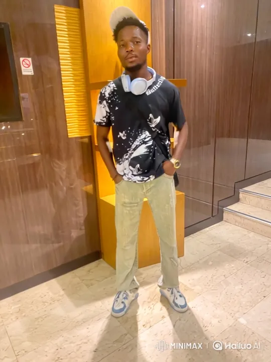 Young Man Meets Trump-Like Figure, Exchanges Greetings – AI Generated Video | Hailuo AI