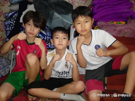 Boys Simulate Fight on Carpeted Floor – AI Generated Video | Hailuo AI