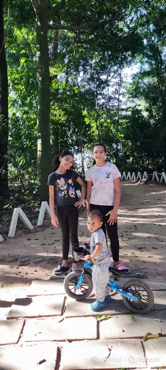 Children Flee from Dinosaurs in Woodsy Park Chase Scene – AI Generated Video | Hailuo AI