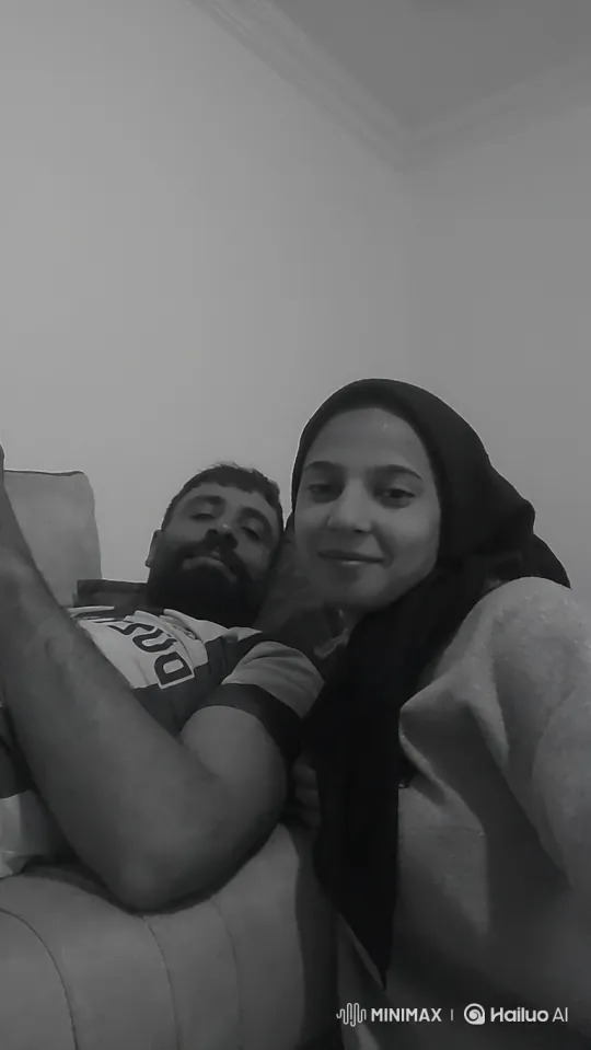 Family Affection: Toddler Kisses Couple on Couch – AI Generated Video | Hailuo AI