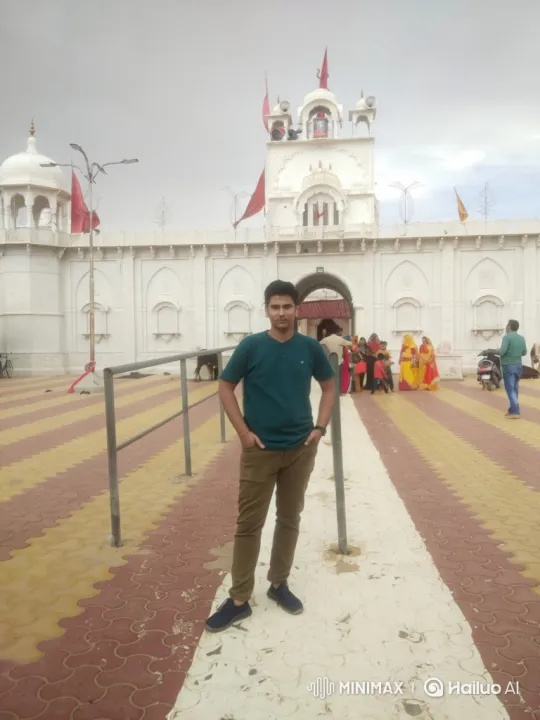 Young Man Meets Political Figure in Courtyard – AI Generated Video | Hailuo AI