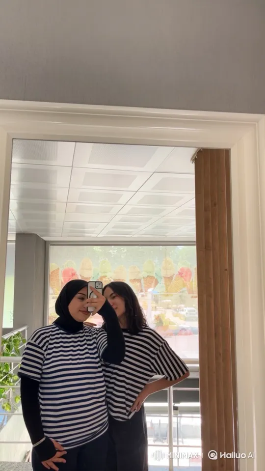 Summer Evening: A Surprise Embrace in Warm Light – AI Generated Video | Hailuo AI