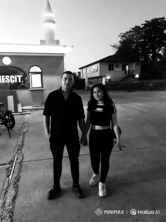 Family Embrace Under Golden Light – AI Generated Video | Hailuo AI