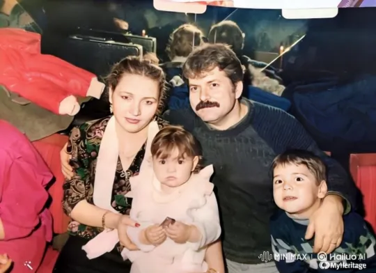 Family Portrait Comes Alive in Vintage Style – AI Generated Video | Hailuo AI