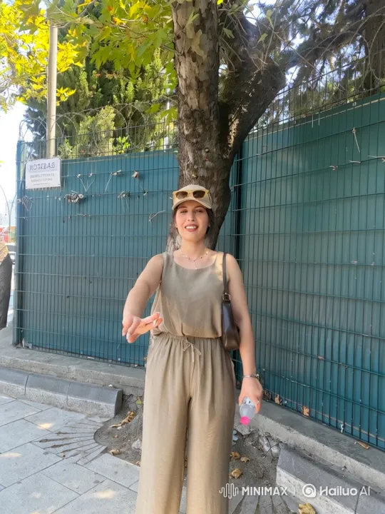 Woman's Encounter with Police on Summer Day – AI Generated Video | Hailuo AI