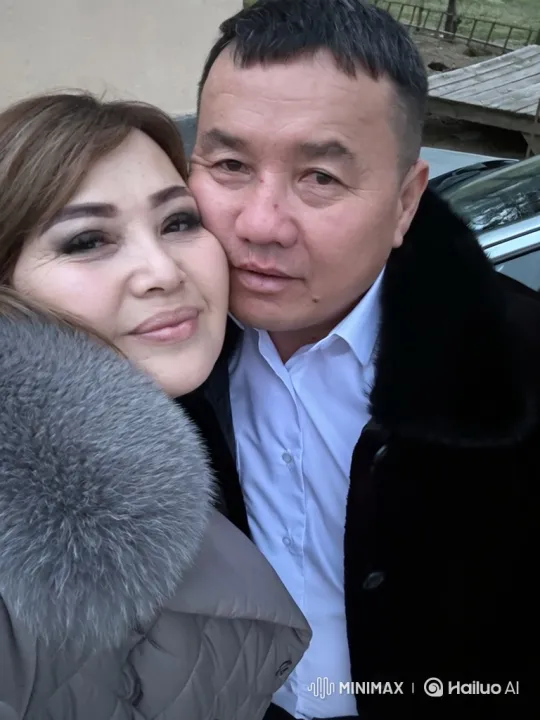 Family Embrace Captured in Heartwarming Video – AI Generated Video | Hailuo AI