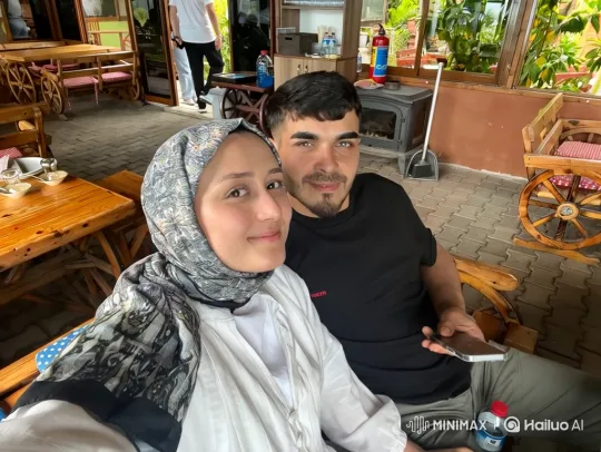 Family Embrace Captured in Intimate Summer Evening Video – AI Generated Video | Hailuo AI