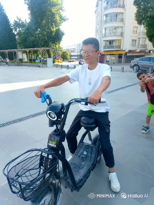 Young Boy Evades Police Chase on Electric Scooter – AI Generated Video | Hailuo AI