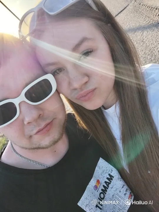 Young Family Embraces Joy in Sunny Selfie Scene – AI Generated Video | Hailuo AI