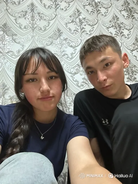 Family Laughter: Candid Moments in Cozy Home Setting – AI Generated Video | Hailuo AI