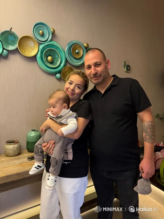 Family Portrait: A Moment of Tenderness – AI Generated Video | Hailuo AI