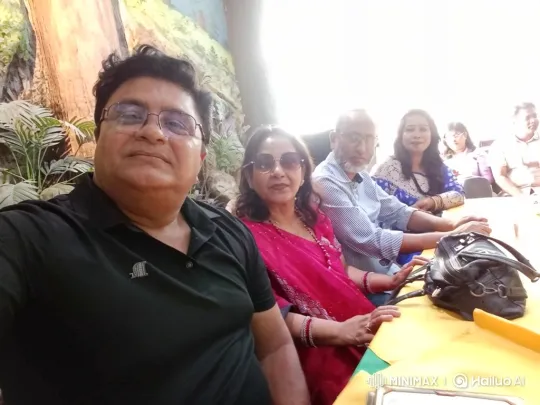 Static Group Portrait at a Brightly Lit Table – AI Generated Video | Hailuo AI