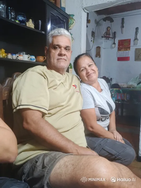 Family Portrait: Middle-Aged Couple and Granddaughter – AI Generated Video | Hailuo AI