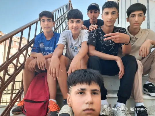 Teenagers' Selfie Interrupted by Police Chase – AI Generated Video | Hailuo AI