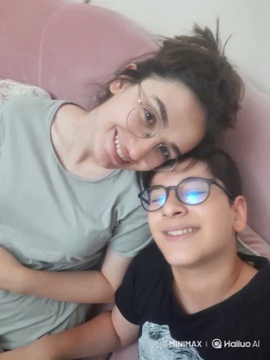 Family Reunion: Intimate Summer Evening Embrace – AI Generated Video | Hailuo AI