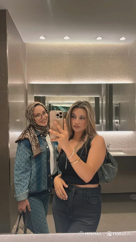 Family Selfie: Mothers and Daughters Bonding – AI Generated Video | Hailuo AI