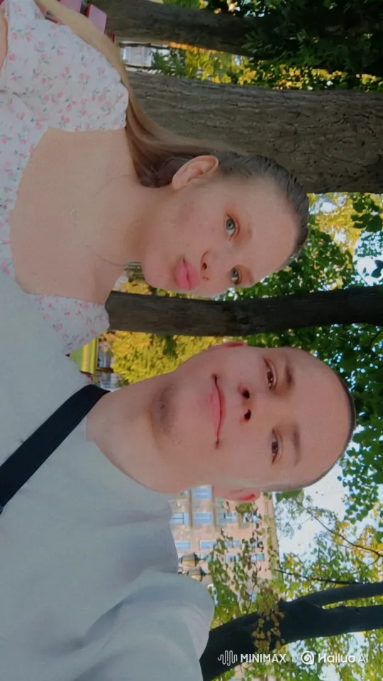 Family Embrace Captured on Intimate Summer Video – AI Generated Video | Hailuo AI