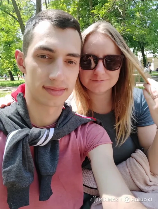 Family Embrace: Summer Evening's Intimate Moment – AI Generated Video | Hailuo AI