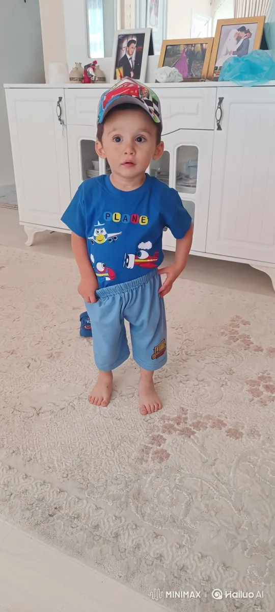 Boy Smiles After Mother's Loving Kiss – AI Generated Video | Hailuo AI