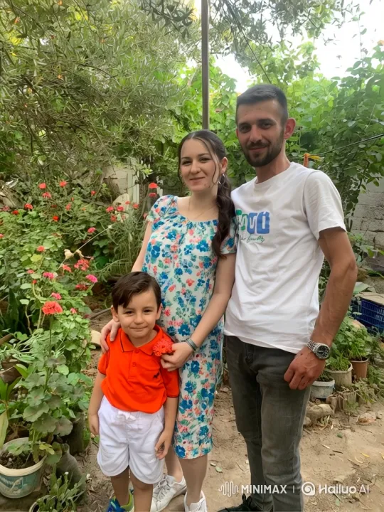 Young Family Embraces in Summer Garden – AI Generated Video | Hailuo AI
