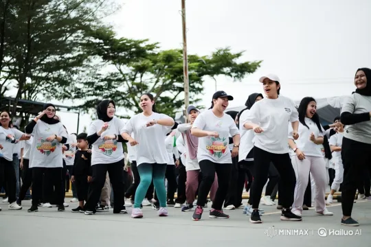 Outdoor Women's Group Workout Turns into Kung Fu Battle – AI Generated Video | Hailuo AI