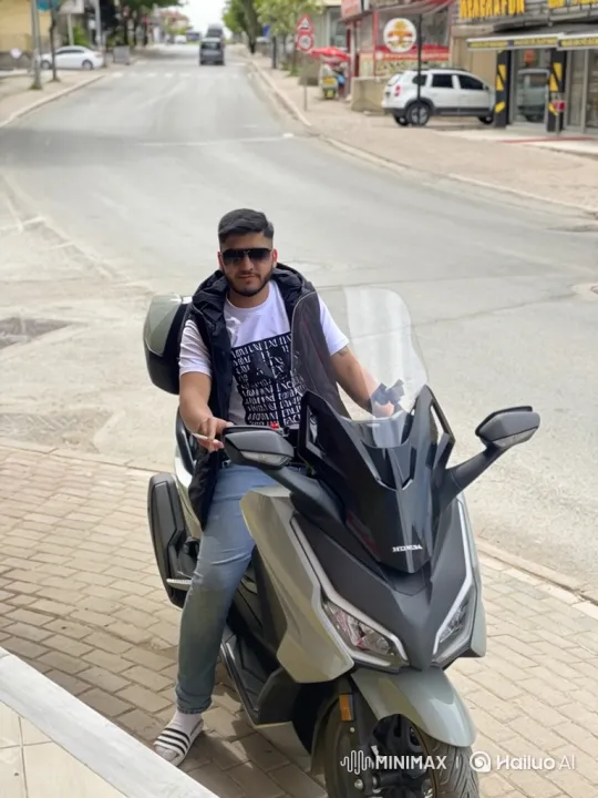 Young Man Assaults Police Officer, Flees on Scooter – AI Generated Video | Hailuo AI