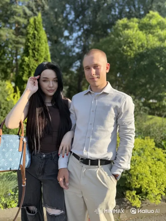 Family Reunion in the Park Captures Warm Summer Evening – AI Generated Video | Hailuo AI