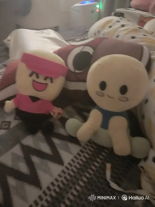 Plush Toys Exchange Pizza in Gentle Interaction – AI Generated Video | Hailuo AI