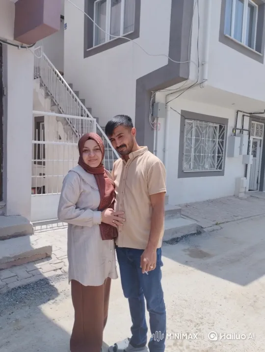 Family Moment Captured: Couple and Toddler's Embrace – AI Generated Video | Hailuo AI