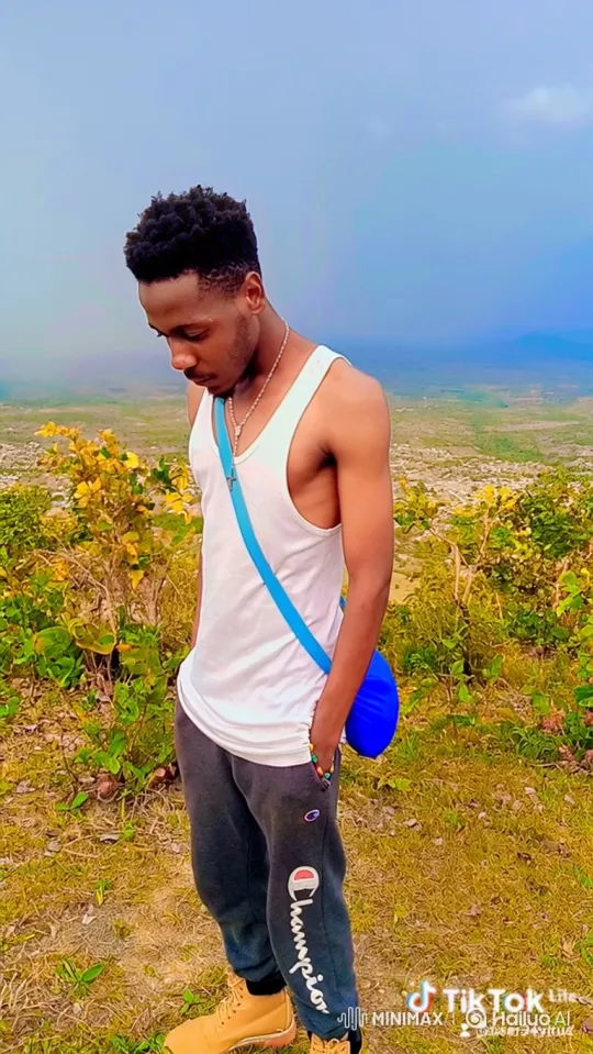 Young Couple Shares Moment of Intimacy on Overlook – AI Generated Video | Hailuo AI