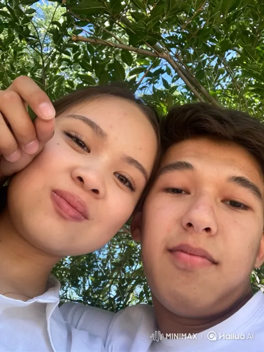 Family Embraces Under a Tree, Capturing Joyful Moments – AI Generated Video | Hailuo AI