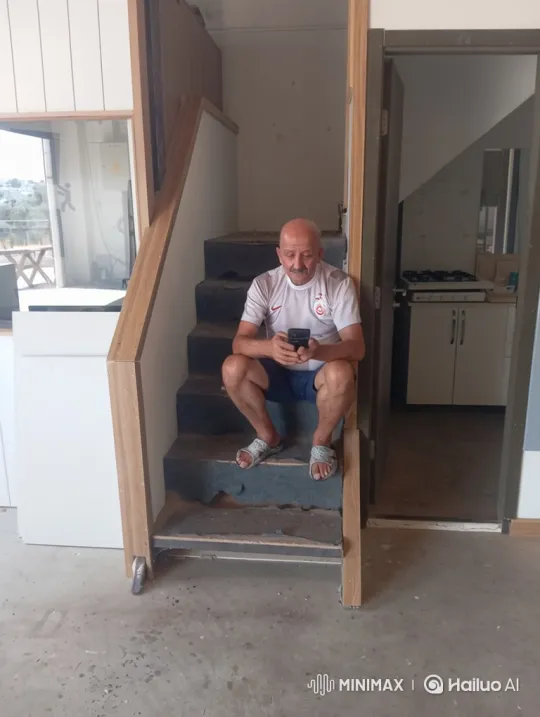 Man Surprised by Police on Stairs, Is Detained – AI Generated Video | Hailuo AI
