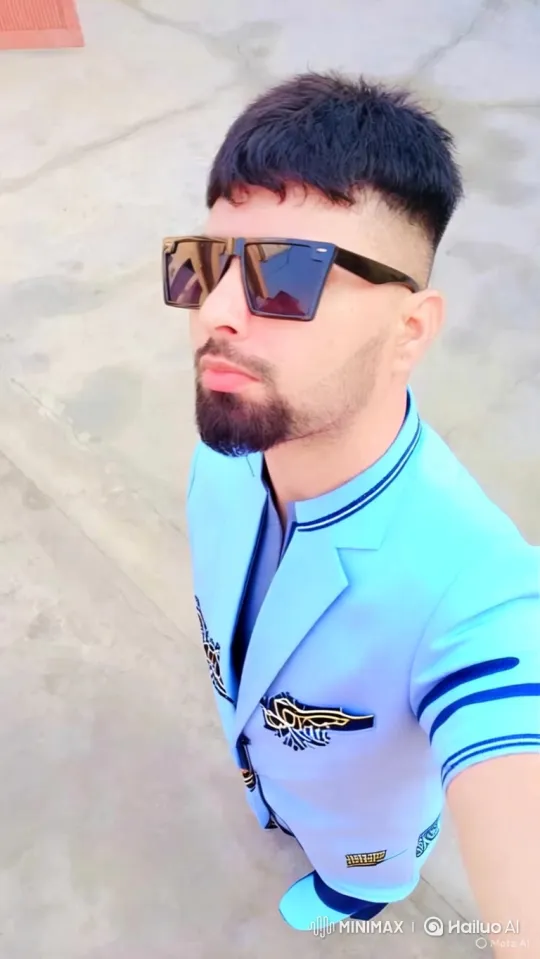 Stylish Man Takes Selfie, Mia Khalifa Meets NYC Group – AI Generated Video | Hailuo AI